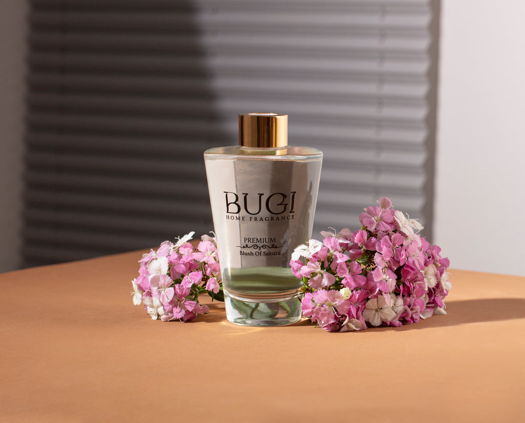 Blush Of Sakura Çubuklu Oda Kokusu – Japon Kiraz Çiçeği Aromalı, Yoğun Esanslı ve Kalıcı Oda Parfümü, Salon, Ofis, Ev, Yatak Odası ve Banyo için Büyük Boy Çubuklu Oda Kokusu
