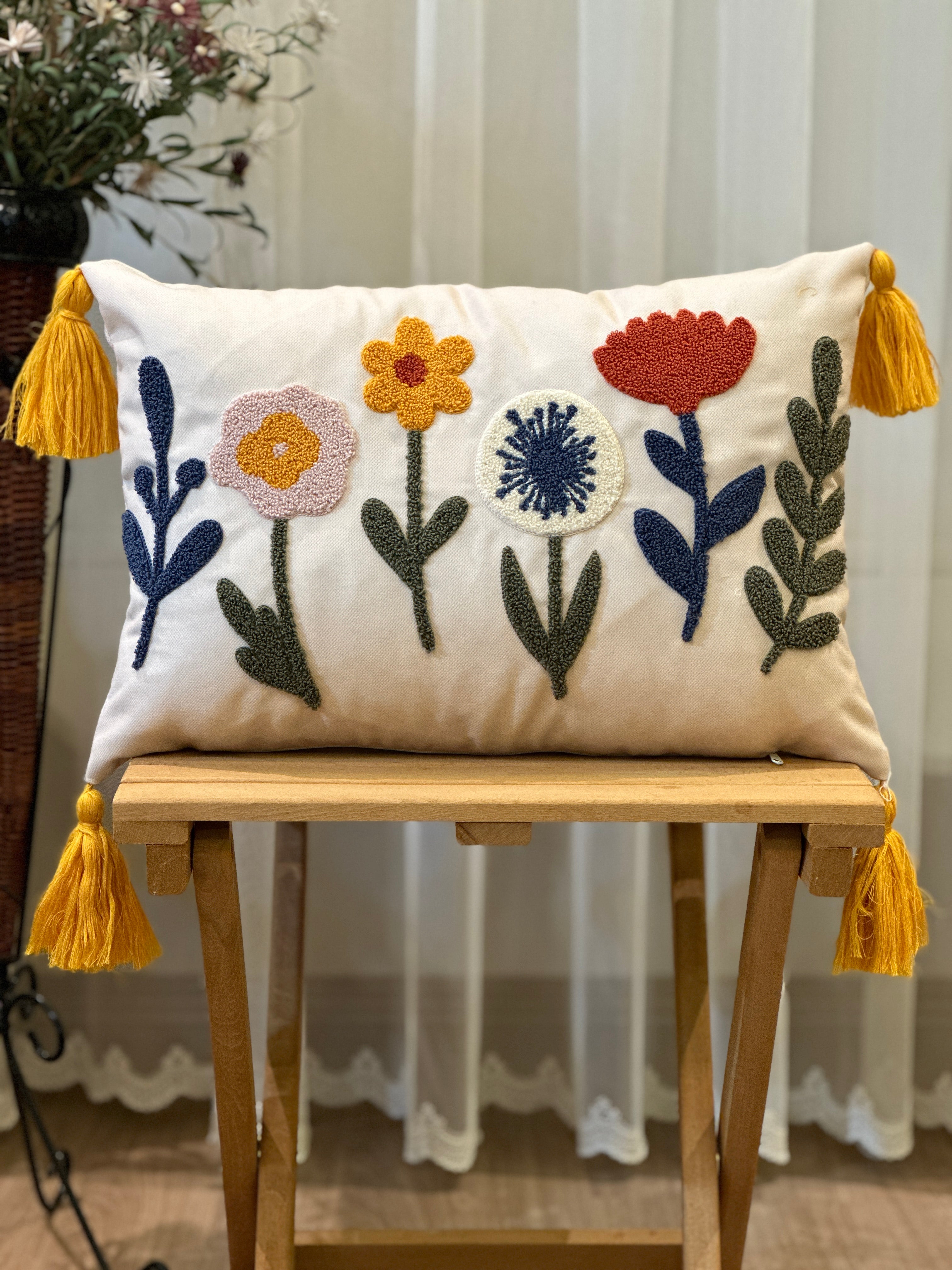 Bohem Tarzı Beyaz Zemin Üzerine Örgü/Düğüm Nakışlı Dekoratif Yastık