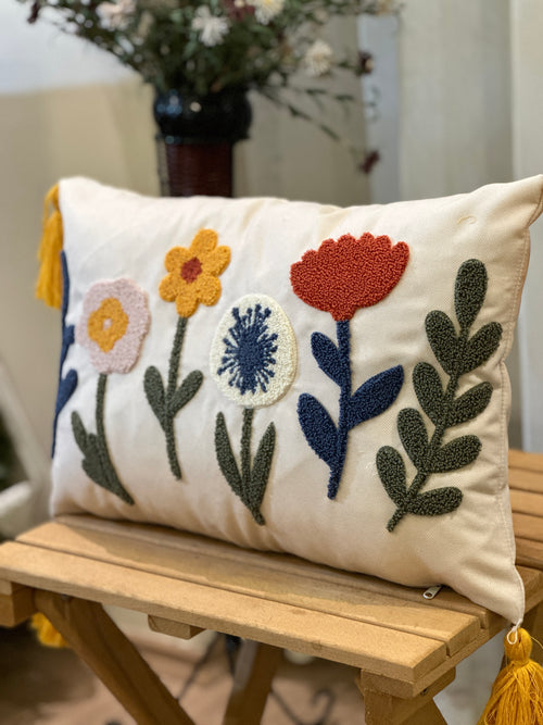 Bohem Tarzı Beyaz Zemin Üzerine Örgü/Düğüm Nakışlı Dekoratif Yastık