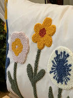 Bohem Tarzı Beyaz Zemin Üzerine Örgü/Düğüm Nakışlı Dekoratif Yastık