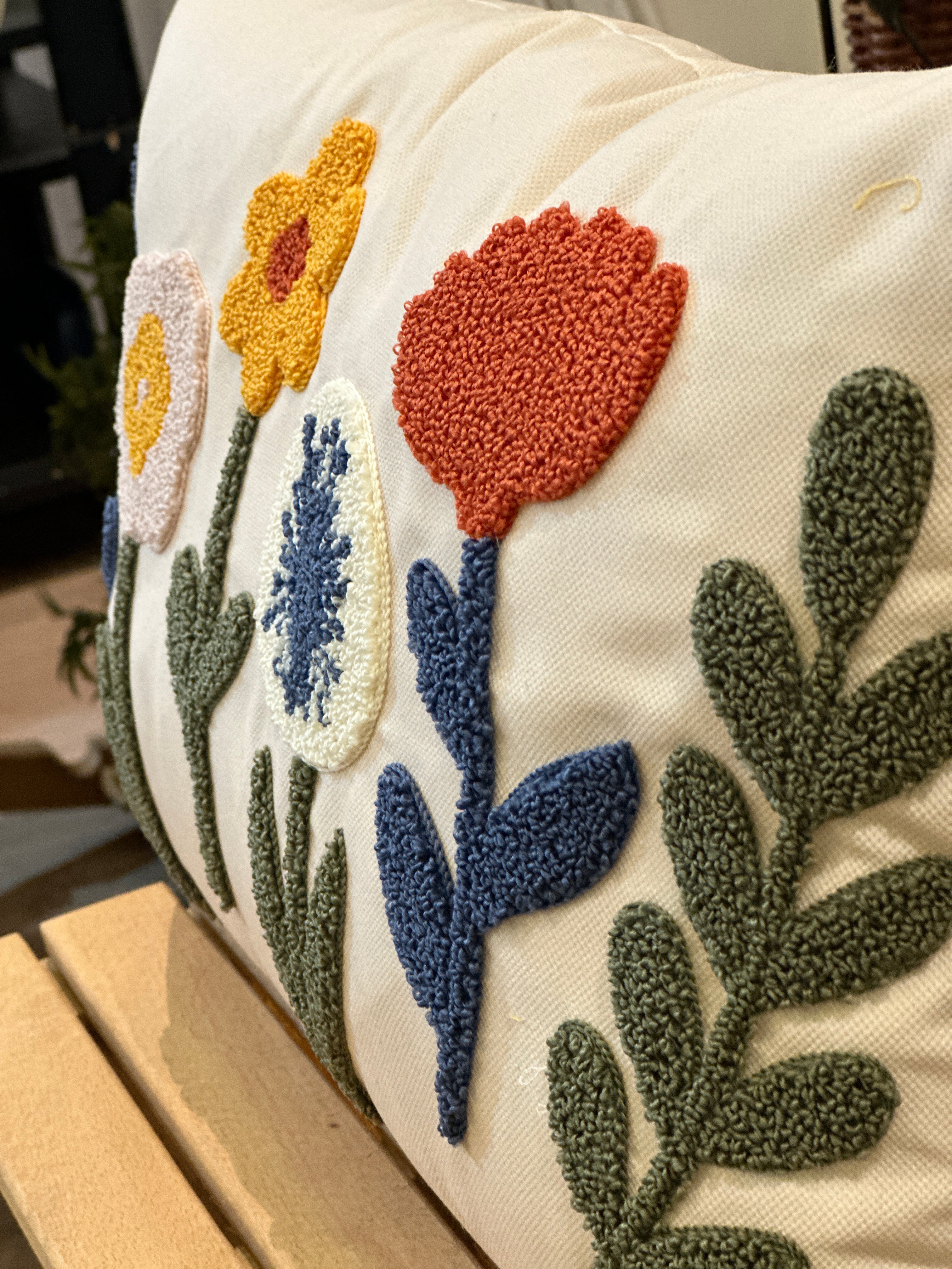 Bohem Tarzı Beyaz Zemin Üzerine Örgü/Düğüm Nakışlı Dekoratif Yastık