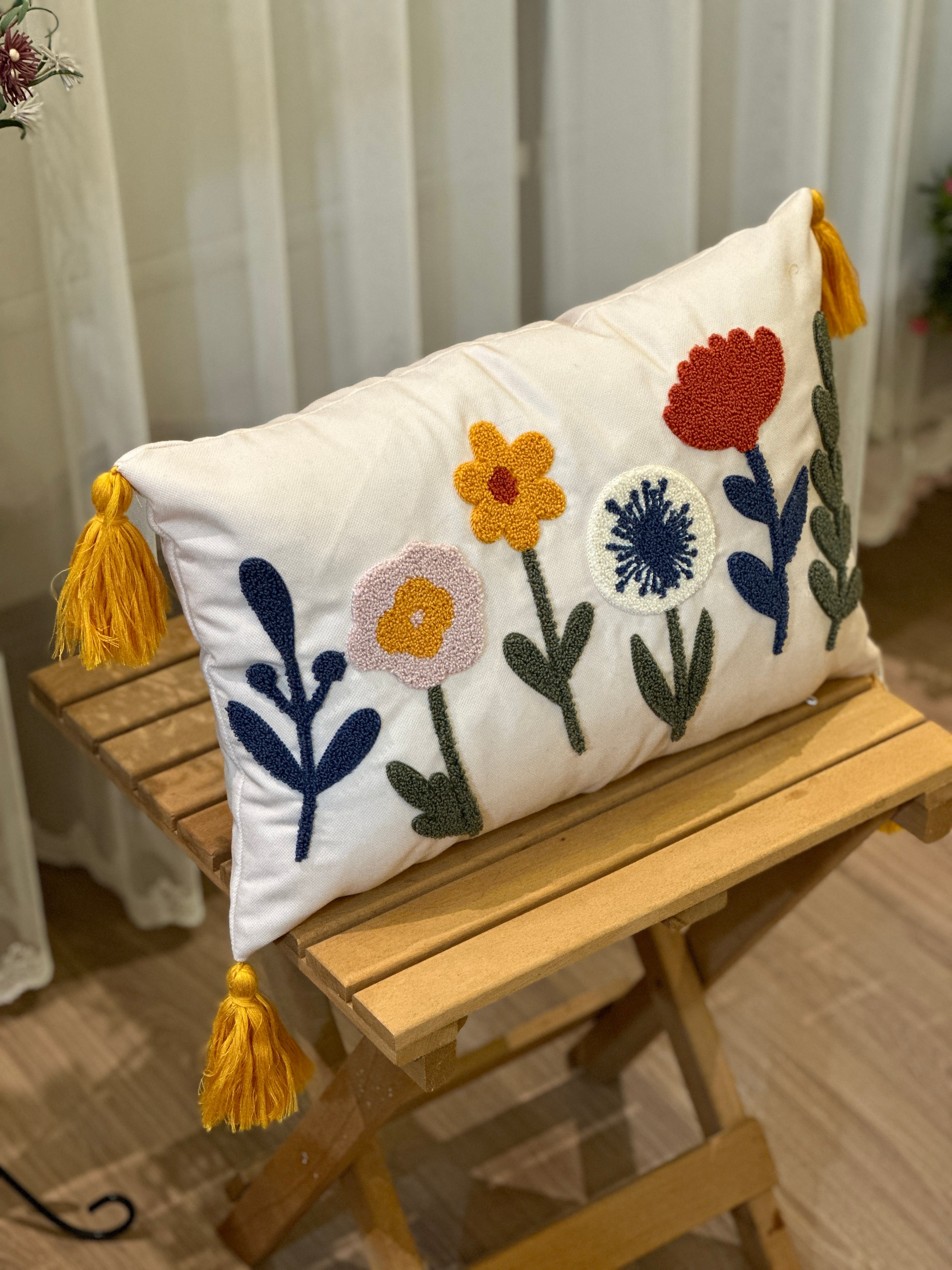 Bohem Tarzı Beyaz Zemin Üzerine Örgü/Düğüm Nakışlı Dekoratif Yastık