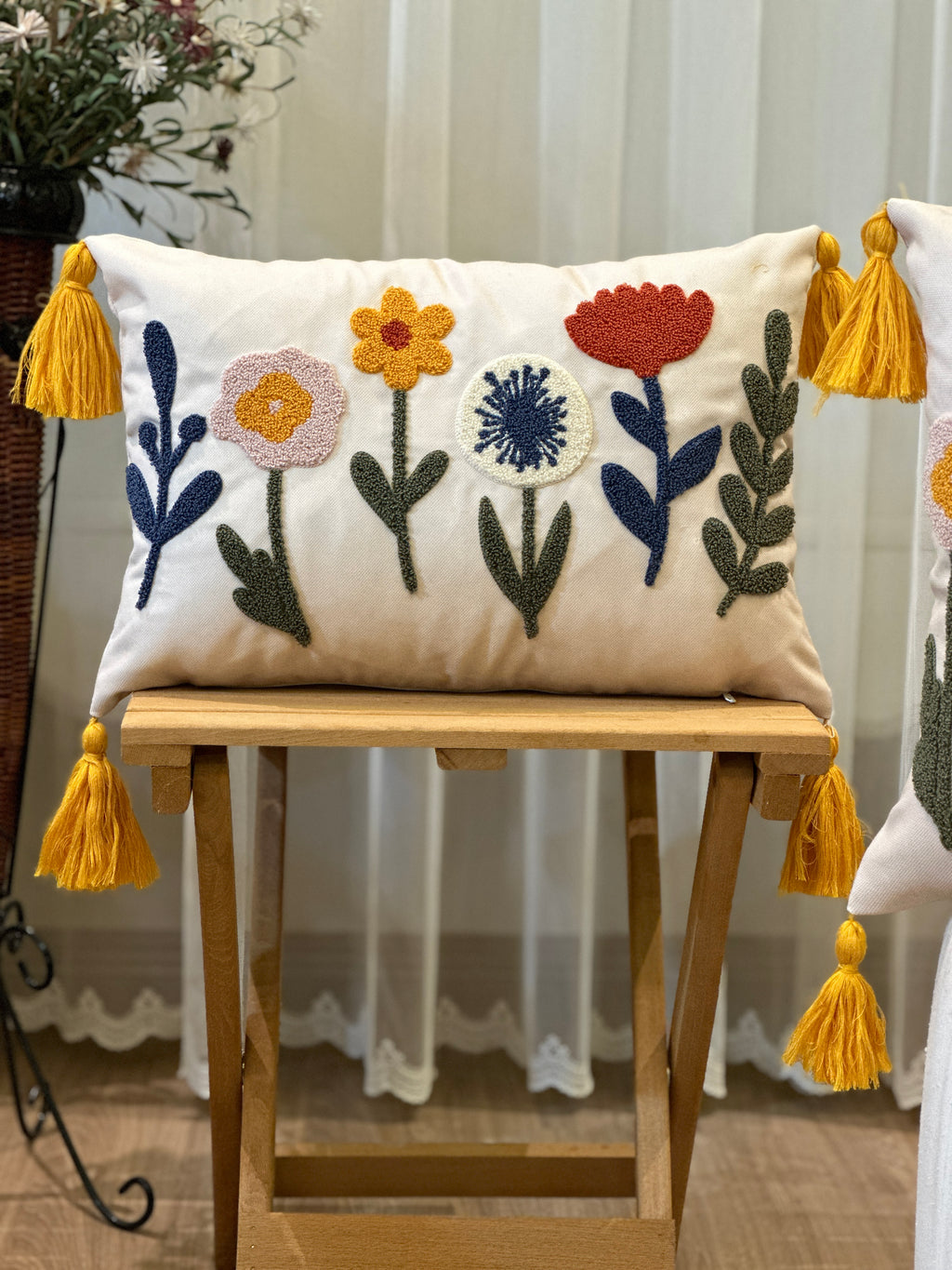 Bohem Tarzı Beyaz Zemin Üzerine Örgü/Düğüm Nakışlı Dekoratif Yastık