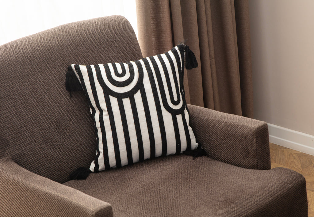 Bohem Tarzı Beyaz Zemin Üzerine Örgü/Düğüm Nakışlı Dekoratif Yastık