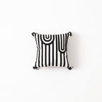 Bohem Tarzı Beyaz Zemin Üzerine Örgü/Düğüm Nakışlı Dekoratif Yastık