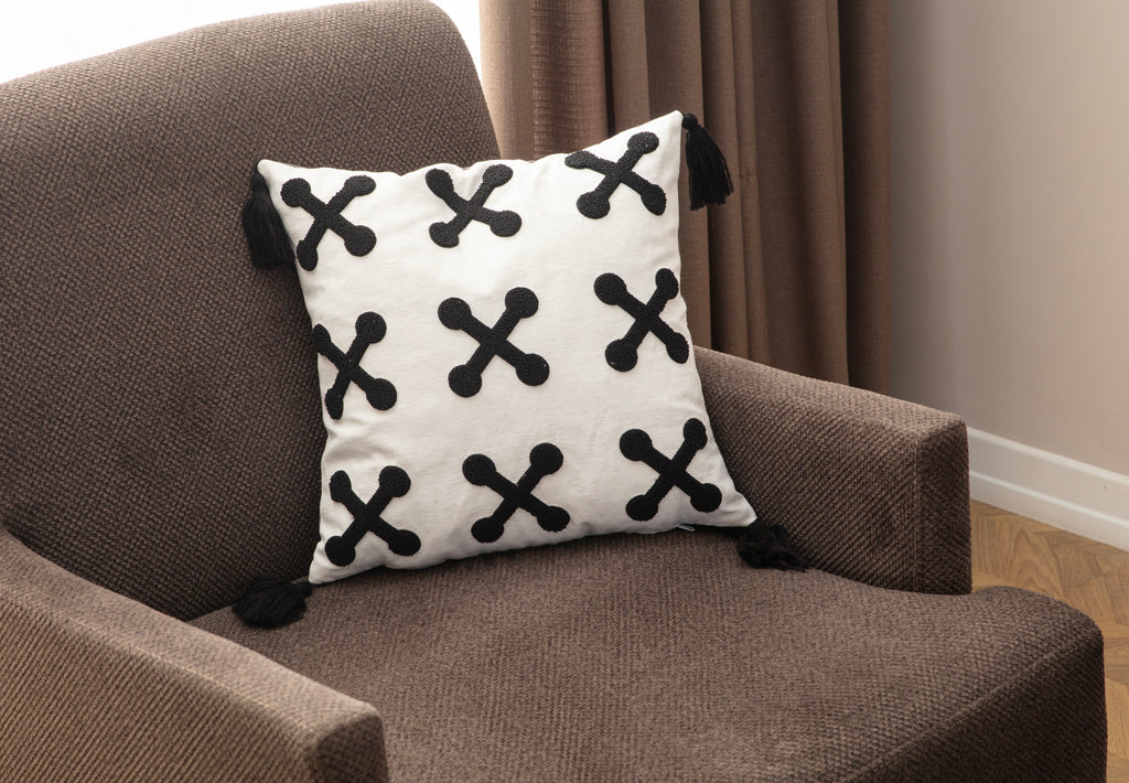 Bohem Tarzı Beyaz Zemin Üzerine Örgü/Düğüm Nakışlı Dekoratif Yastık