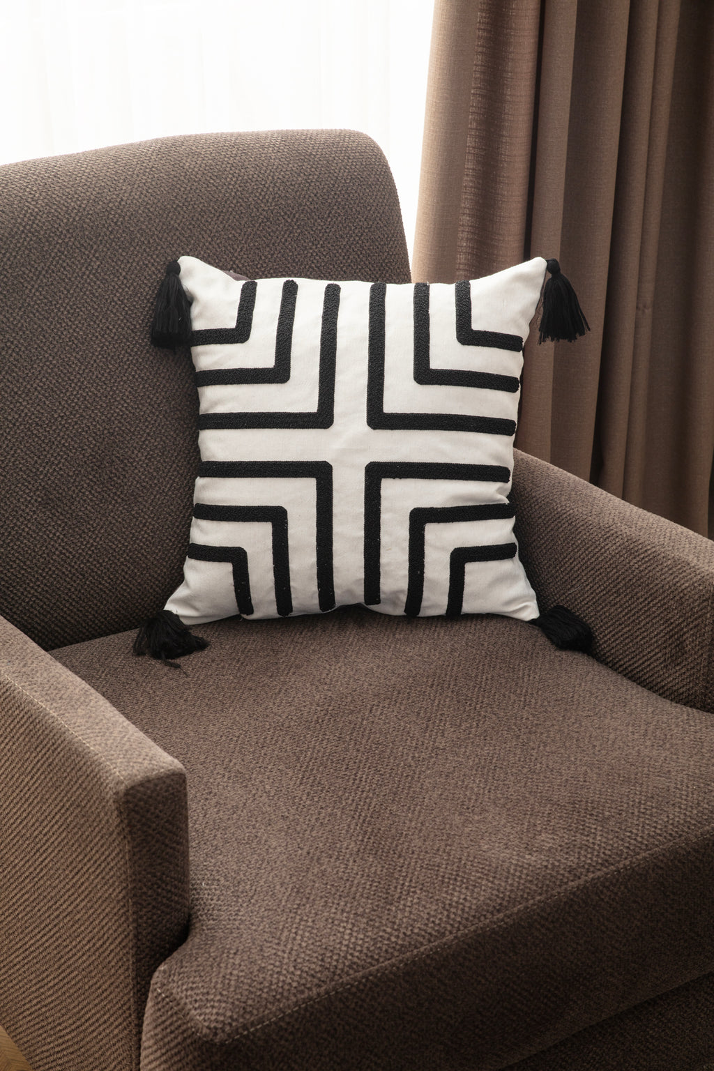 Bohem Tarzı Beyaz Zemin Üzerine Örgü/Düğüm Nakışlı Dekoratif Yastık