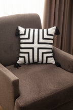 Bohem Tarzı Beyaz Zemin Üzerine Örgü/Düğüm Nakışlı Dekoratif Yastık