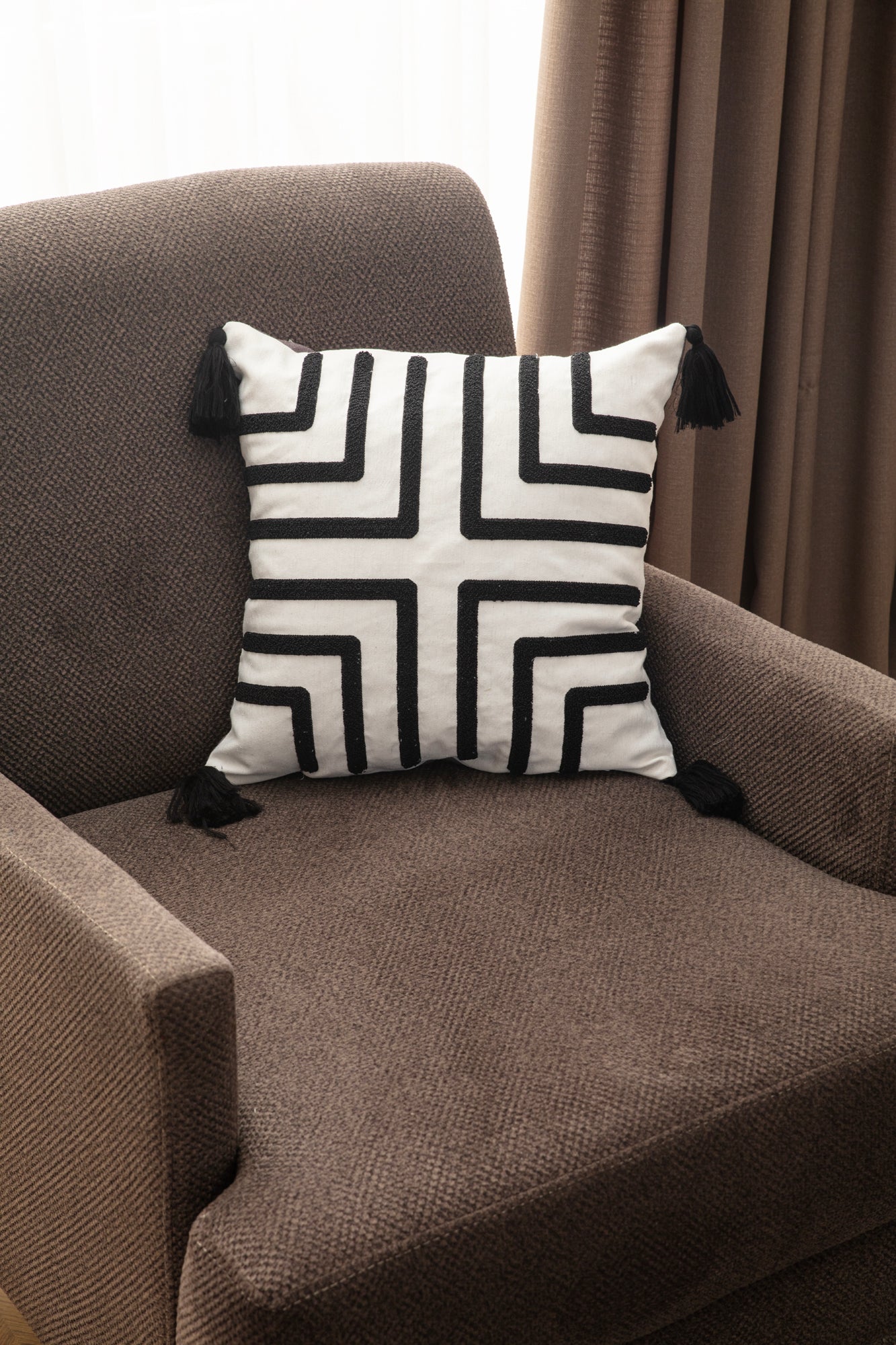 Bohem Tarzı Beyaz Zemin Üzerine Örgü/Düğüm Nakışlı Dekoratif Yastık