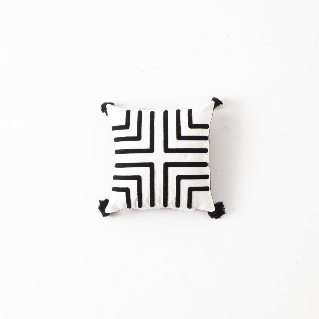 Bohem Tarzı Beyaz Zemin Üzerine Örgü/Düğüm Nakışlı Dekoratif Yastık