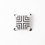 Bohem Tarzı Beyaz Zemin Üzerine Örgü/Düğüm Nakışlı Dekoratif Yastık