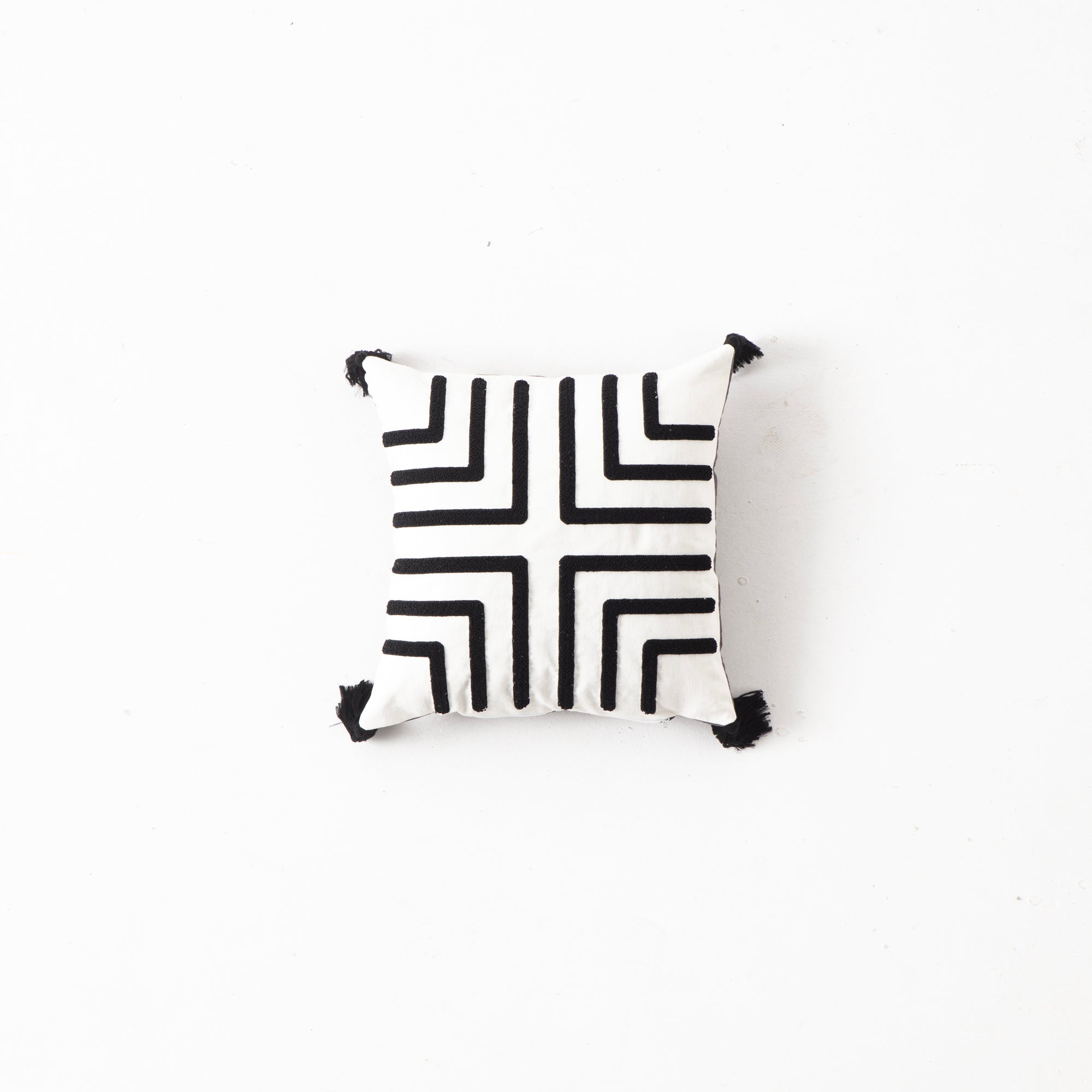 Bohem Tarzı Beyaz Zemin Üzerine Örgü/Düğüm Nakışlı Dekoratif Yastık