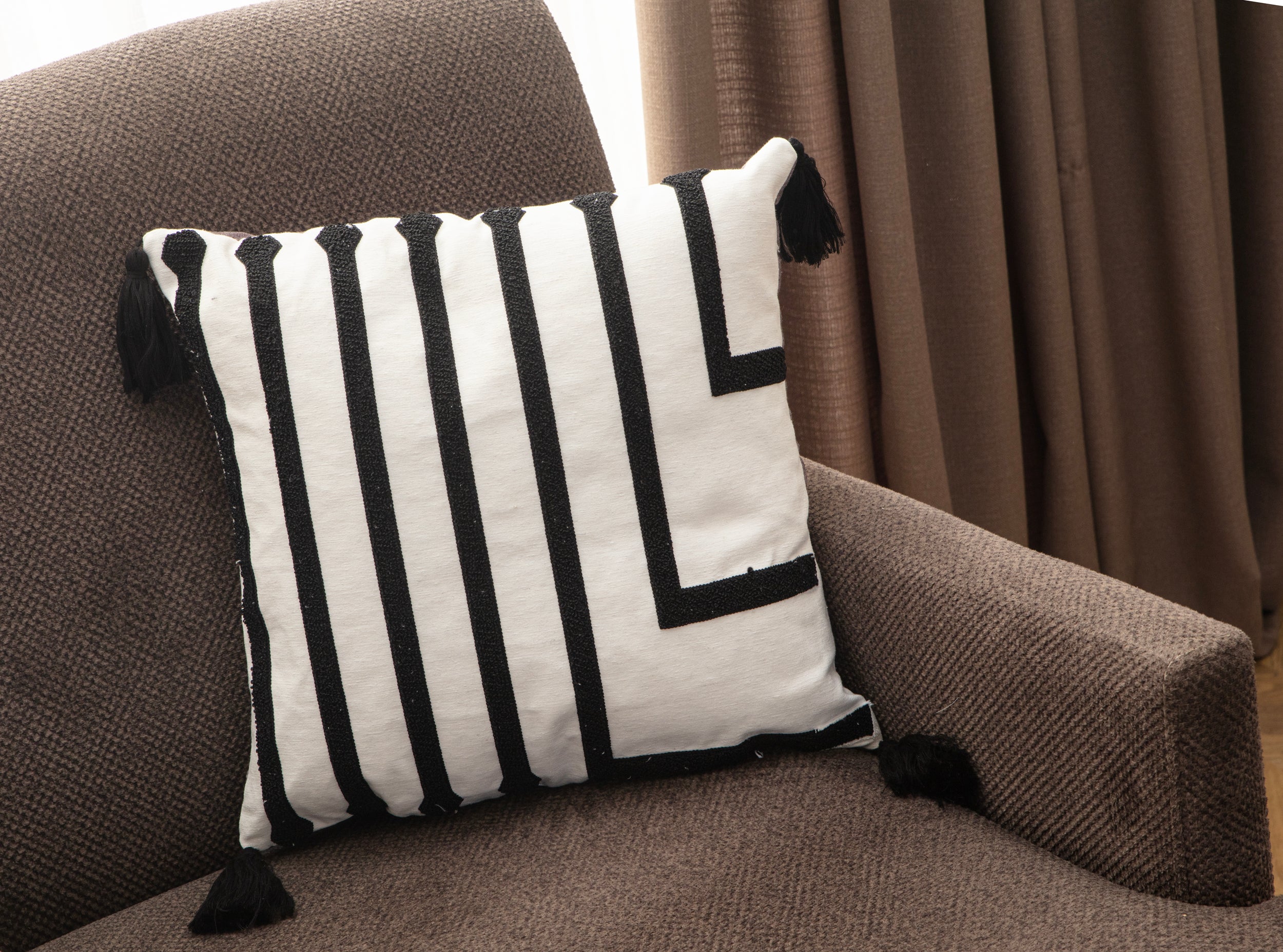 Bohem Tarzı Beyaz Zemin Üzerine Örgü/Düğüm Nakışlı Dekoratif Yastık