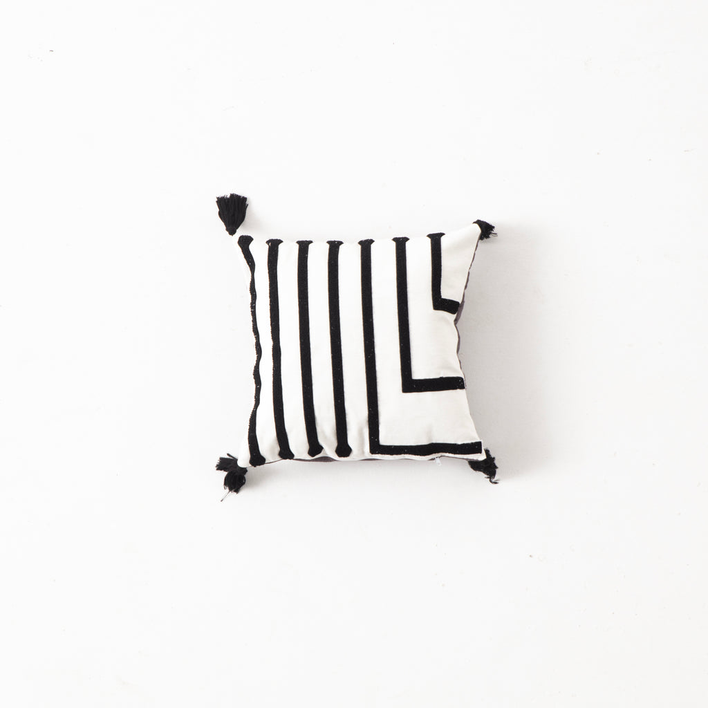 Bohem Tarzı Beyaz Zemin Üzerine Örgü/Düğüm Nakışlı Dekoratif Yastık