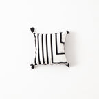 Bohem Tarzı Beyaz Zemin Üzerine Örgü/Düğüm Nakışlı Dekoratif Yastık