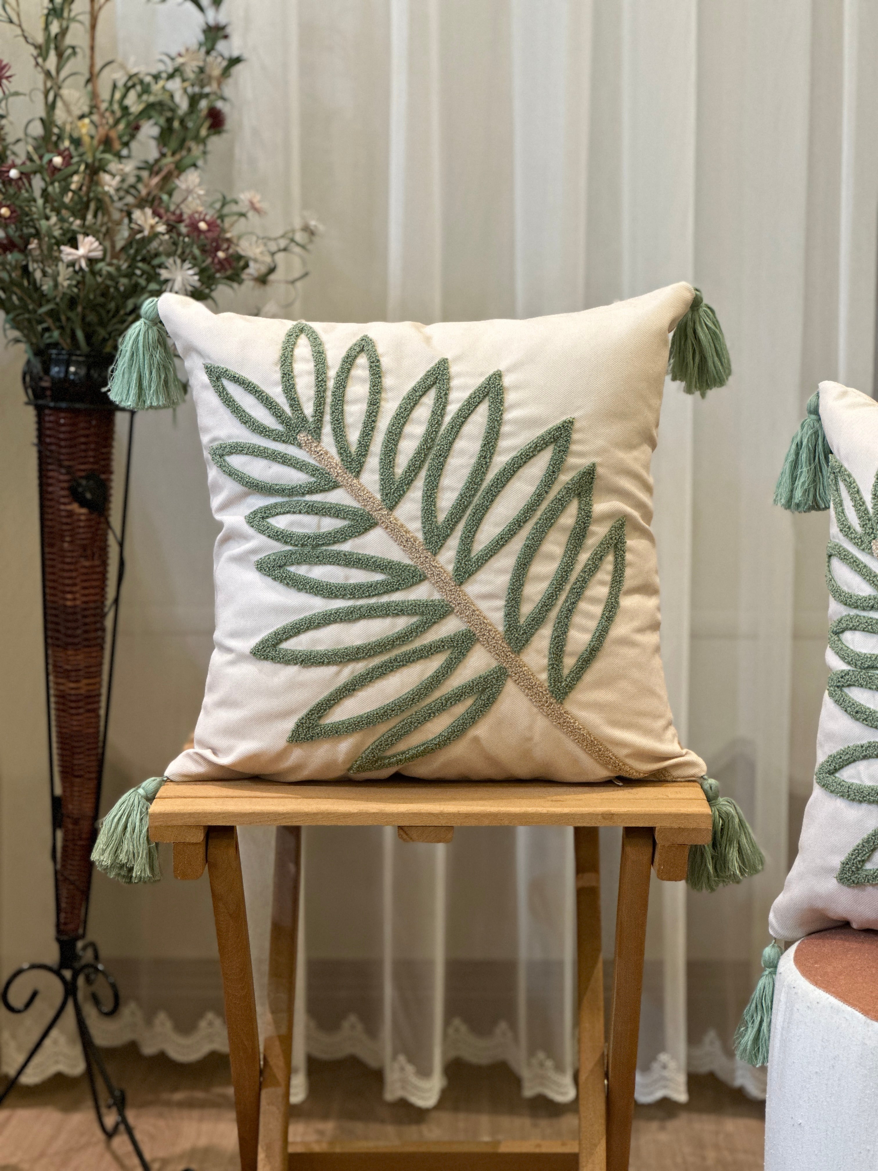 Bohem Tarzı Beyaz Zemin Üzerine Örgü/Düğüm Nakışlı Dekoratif Yastık