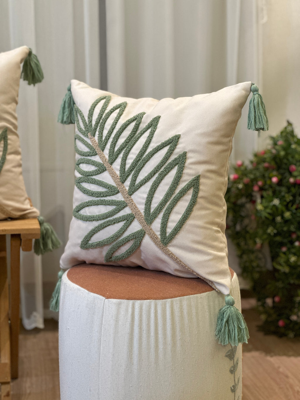 Bohem Tarzı Beyaz Zemin Üzerine Örgü/Düğüm Nakışlı Dekoratif Yastık