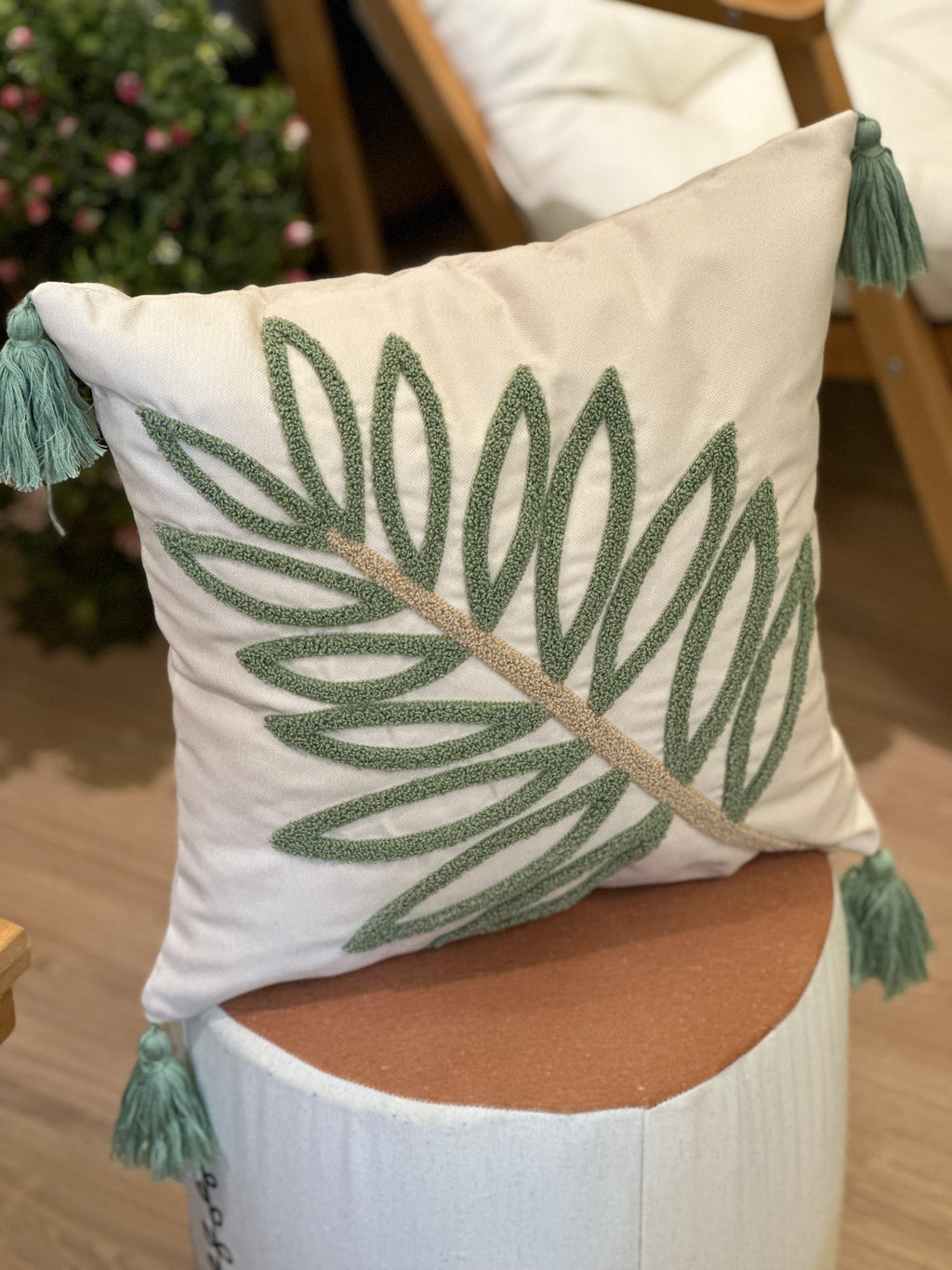 Bohem Tarzı Beyaz Zemin Üzerine Örgü/Düğüm Nakışlı Dekoratif Yastık