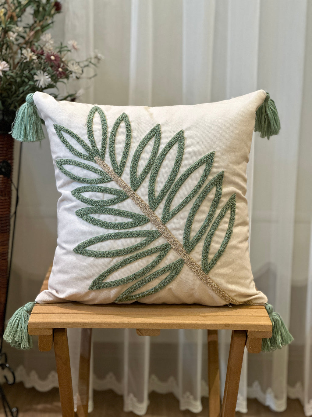 Bohem Tarzı Beyaz Zemin Üzerine Örgü/Düğüm Nakışlı Dekoratif Yastık