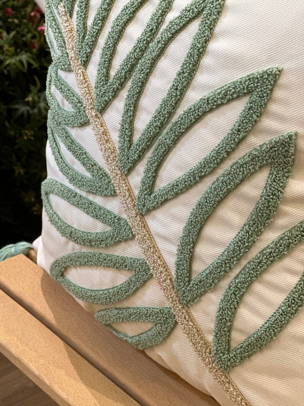 Bohem Tarzı Beyaz Zemin Üzerine Örgü/Düğüm Nakışlı Dekoratif Yastık