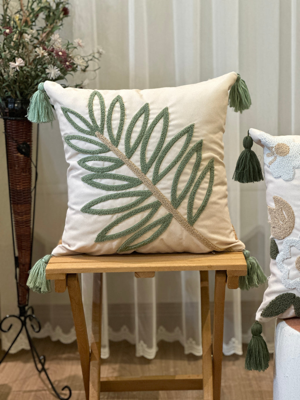 Bohem Tarzı Beyaz Zemin Üzerine Örgü/Düğüm Nakışlı Dekoratif Yastık