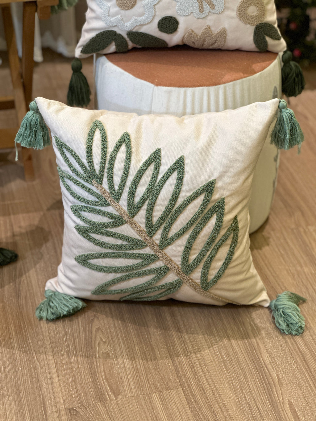 Bohem Tarzı Beyaz Zemin Üzerine Örgü/Düğüm Nakışlı Dekoratif Yastık