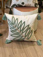 Bohem Tarzı Beyaz Zemin Üzerine Örgü/Düğüm Nakışlı Dekoratif Yastık