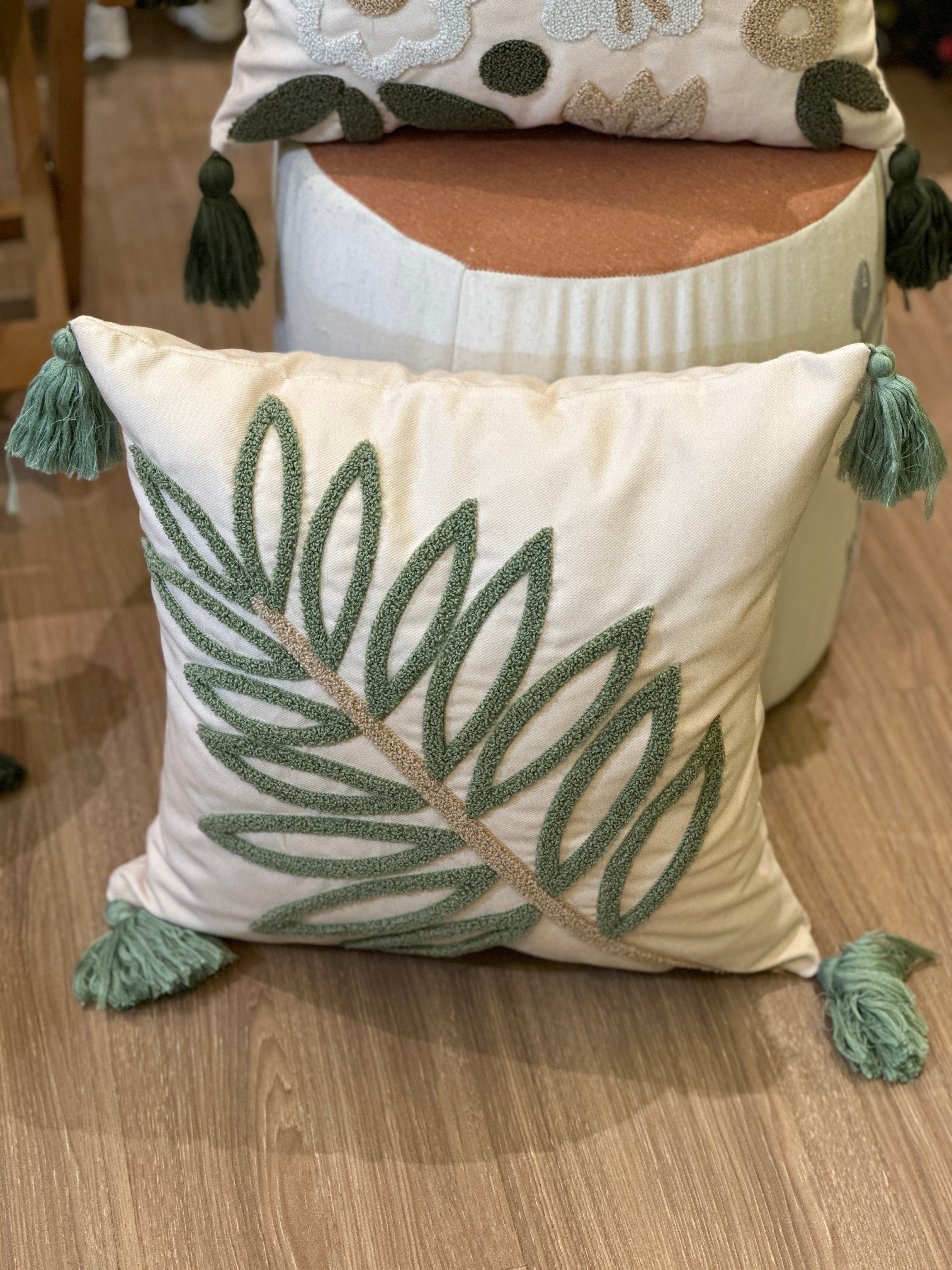 Bohem Tarzı Beyaz Zemin Üzerine Örgü/Düğüm Nakışlı Dekoratif Yastık