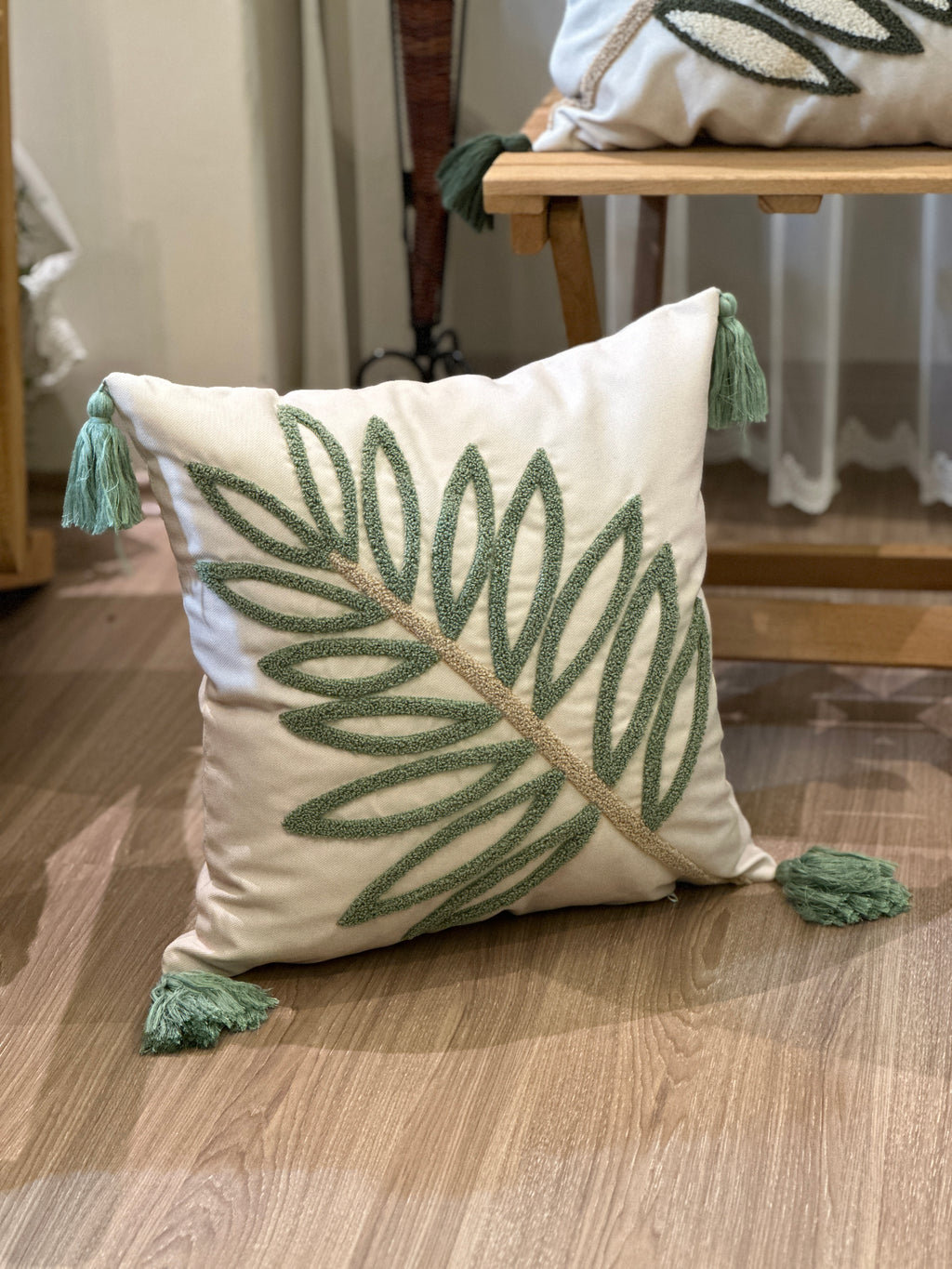 Bohem Tarzı Beyaz Zemin Üzerine Örgü/Düğüm Nakışlı Dekoratif Yastık