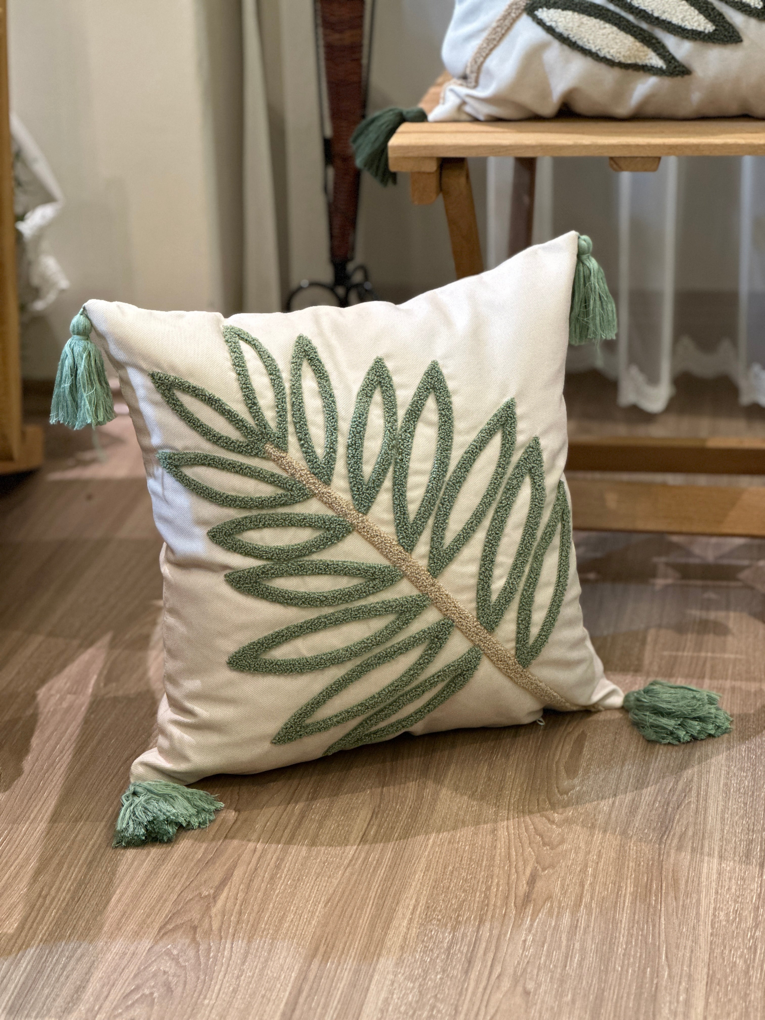 Bohem Tarzı Beyaz Zemin Üzerine Örgü/Düğüm Nakışlı Dekoratif Yastık