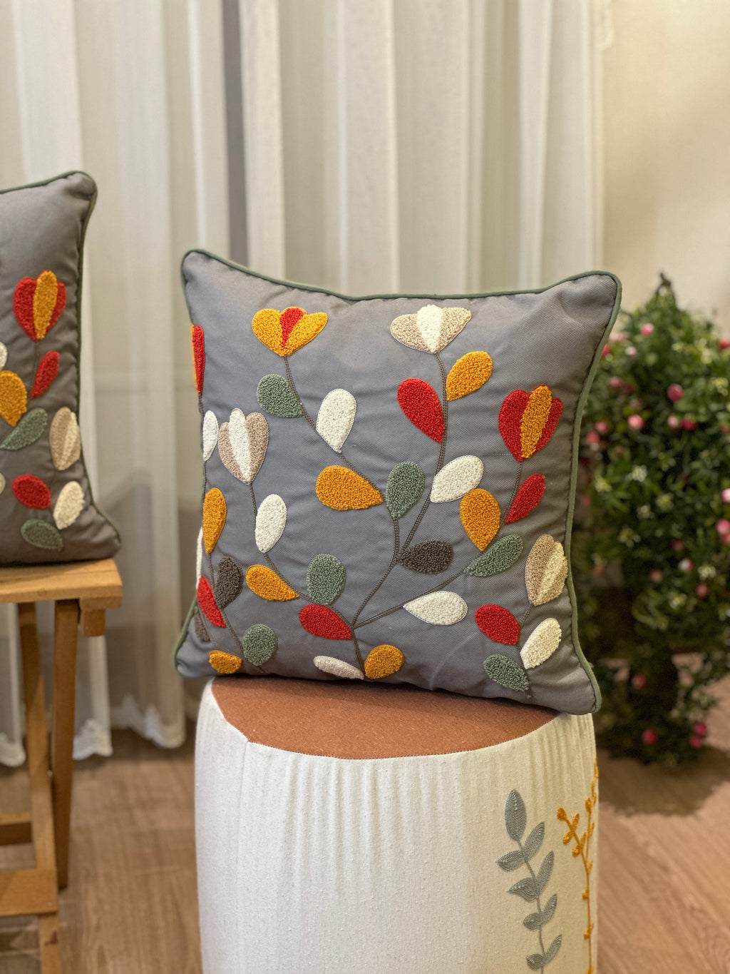 Bohem Tarzı Gri Zemin Üzerine Örgü/Düğüm Nakışlı Dekoratif Yastık