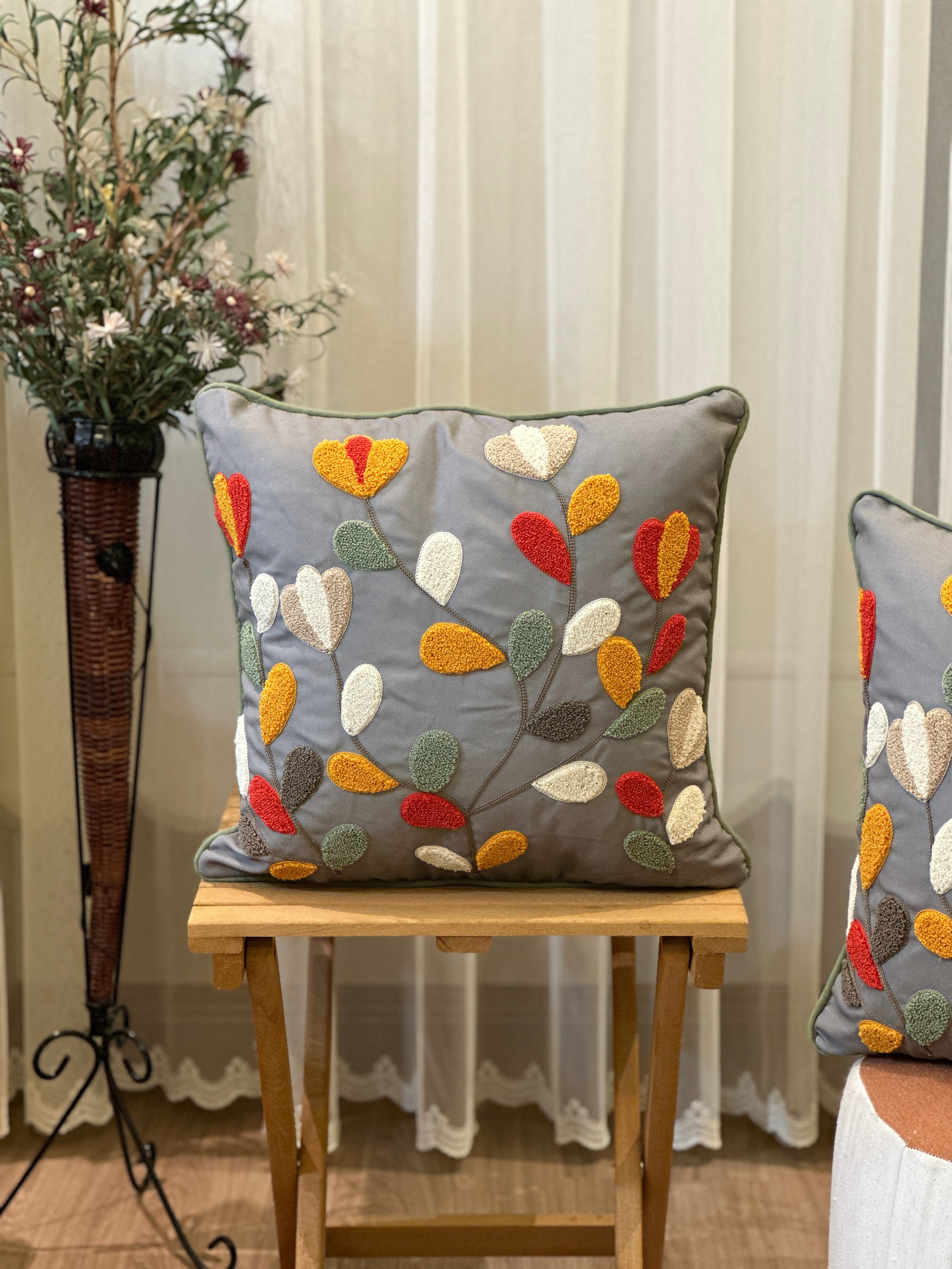 Bohem Tarzı Gri Zemin Üzerine Örgü/Düğüm Nakışlı Dekoratif Yastık