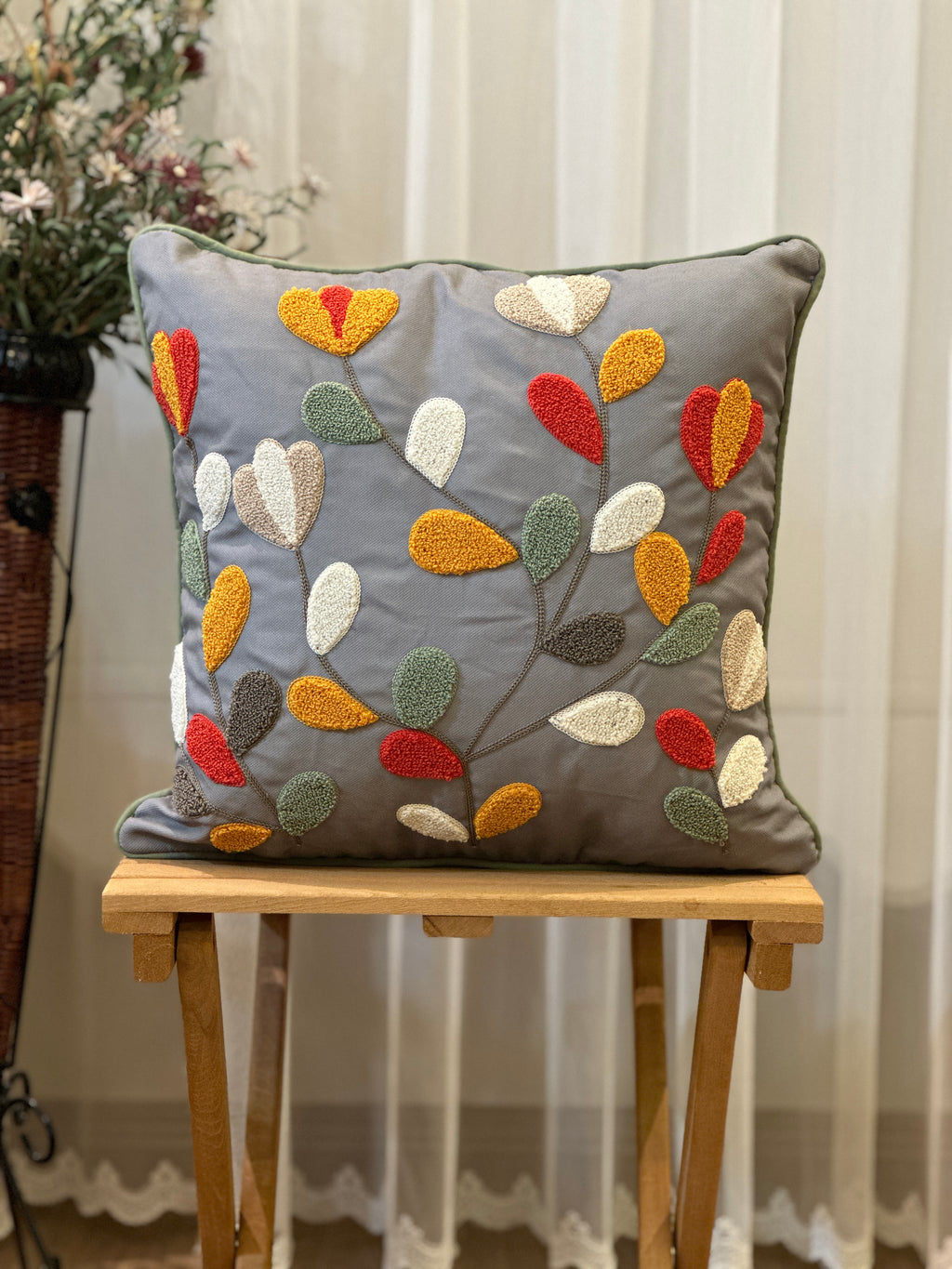 Bohem Tarzı Gri Zemin Üzerine Örgü/Düğüm Nakışlı Dekoratif Yastık