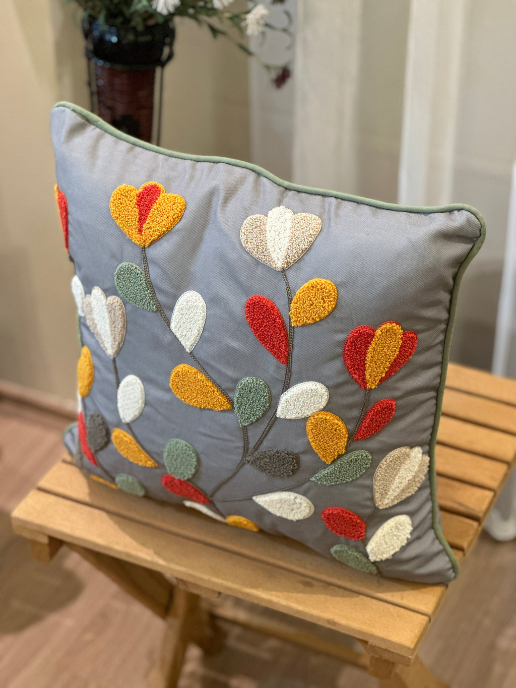 Bohem Tarzı Gri Zemin Üzerine Örgü/Düğüm Nakışlı Dekoratif Yastık