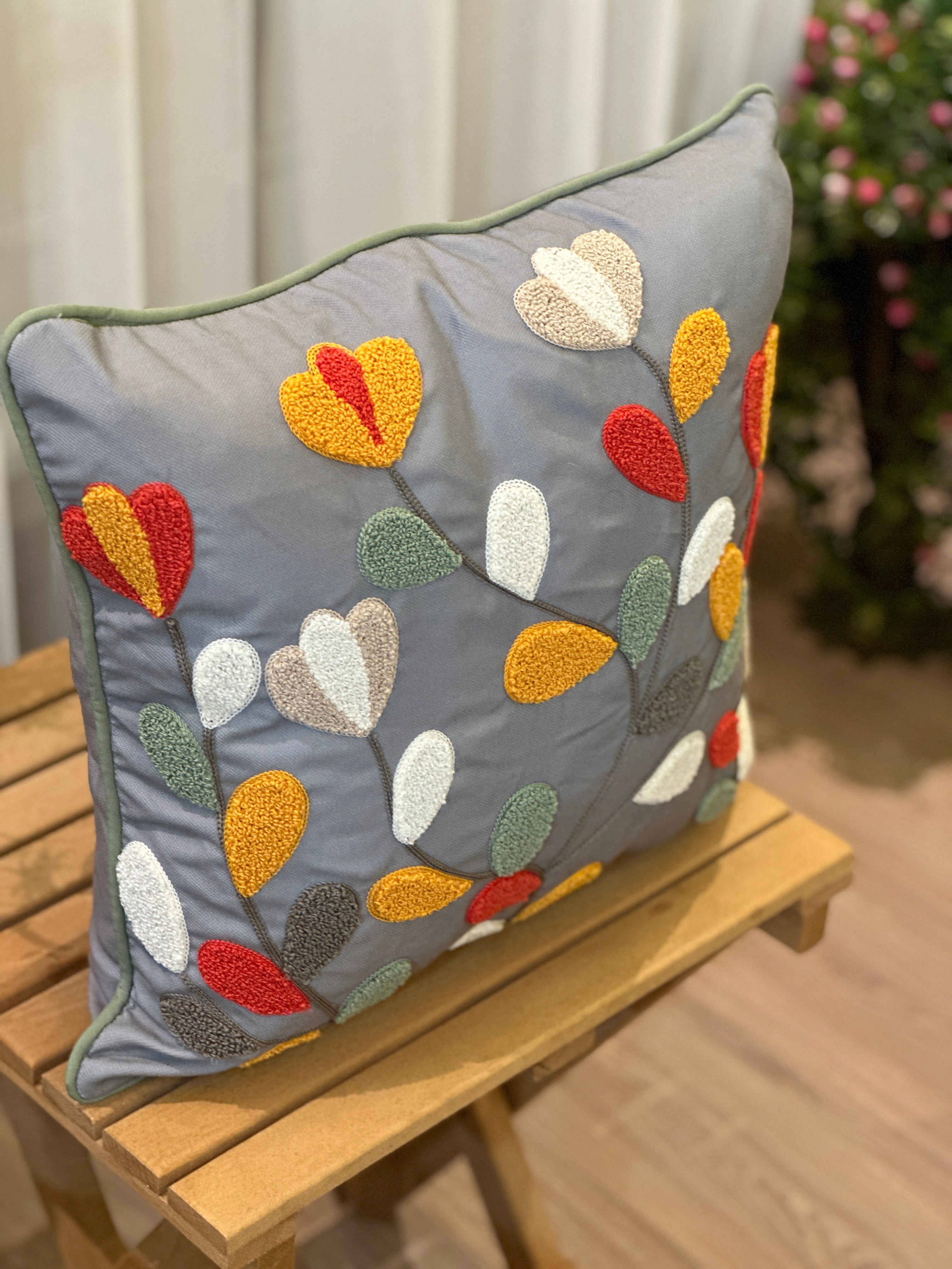 Bohem Tarzı Gri Zemin Üzerine Örgü/Düğüm Nakışlı Dekoratif Yastık