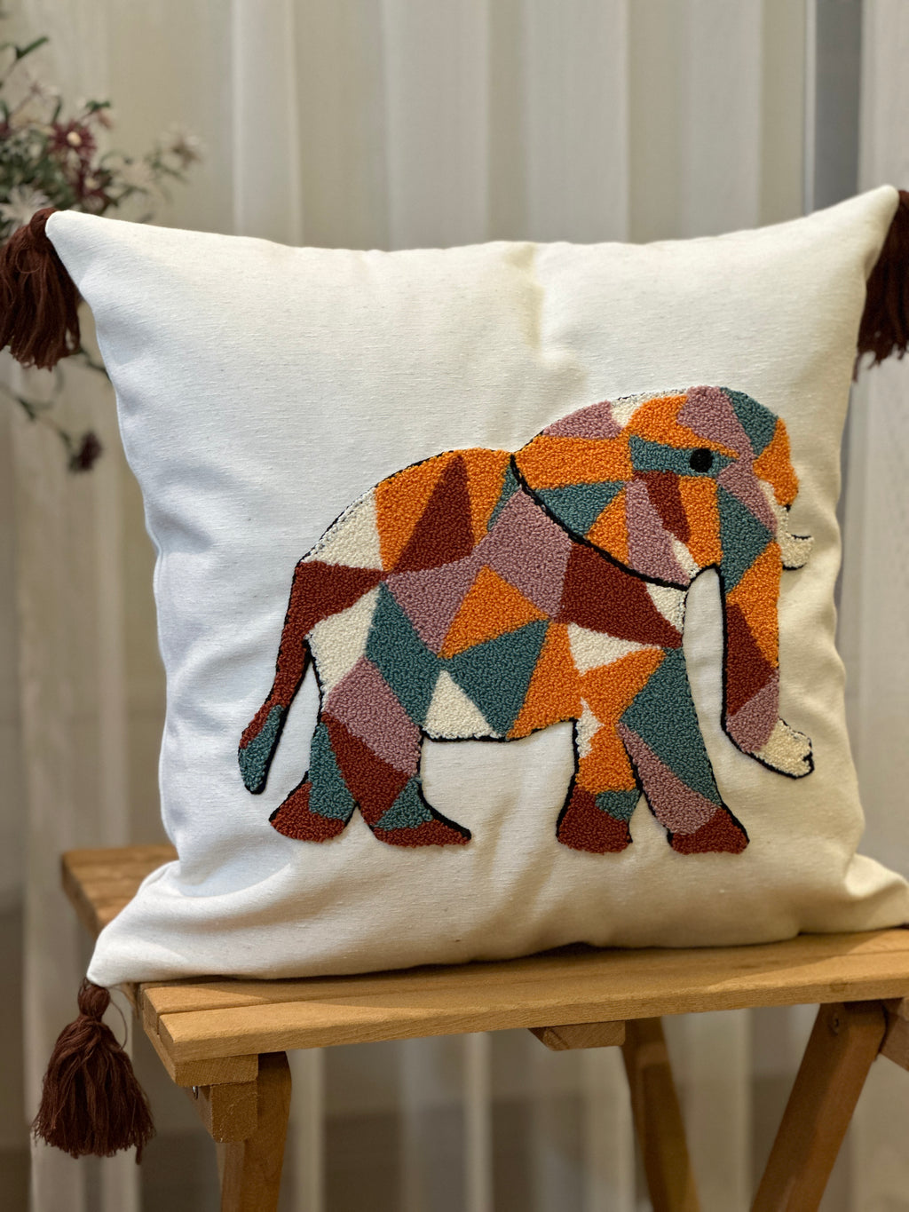 Bohem Tarzı Beyaz Zemin Üzerine Örgü/Düğüm Nakışlı Dekoratif Yastık