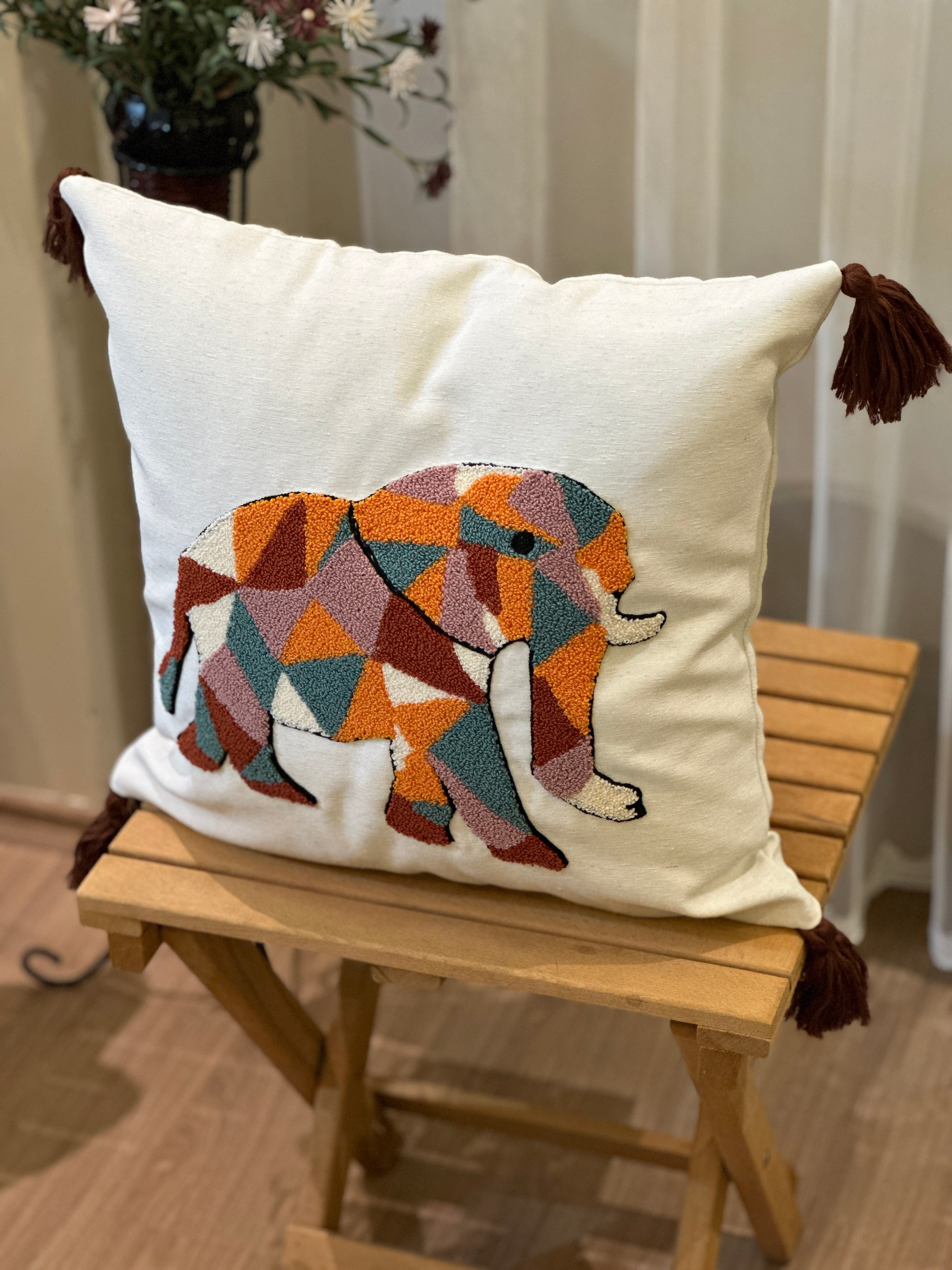 Bohem Tarzı Beyaz Zemin Üzerine Örgü/Düğüm Nakışlı Dekoratif Yastık