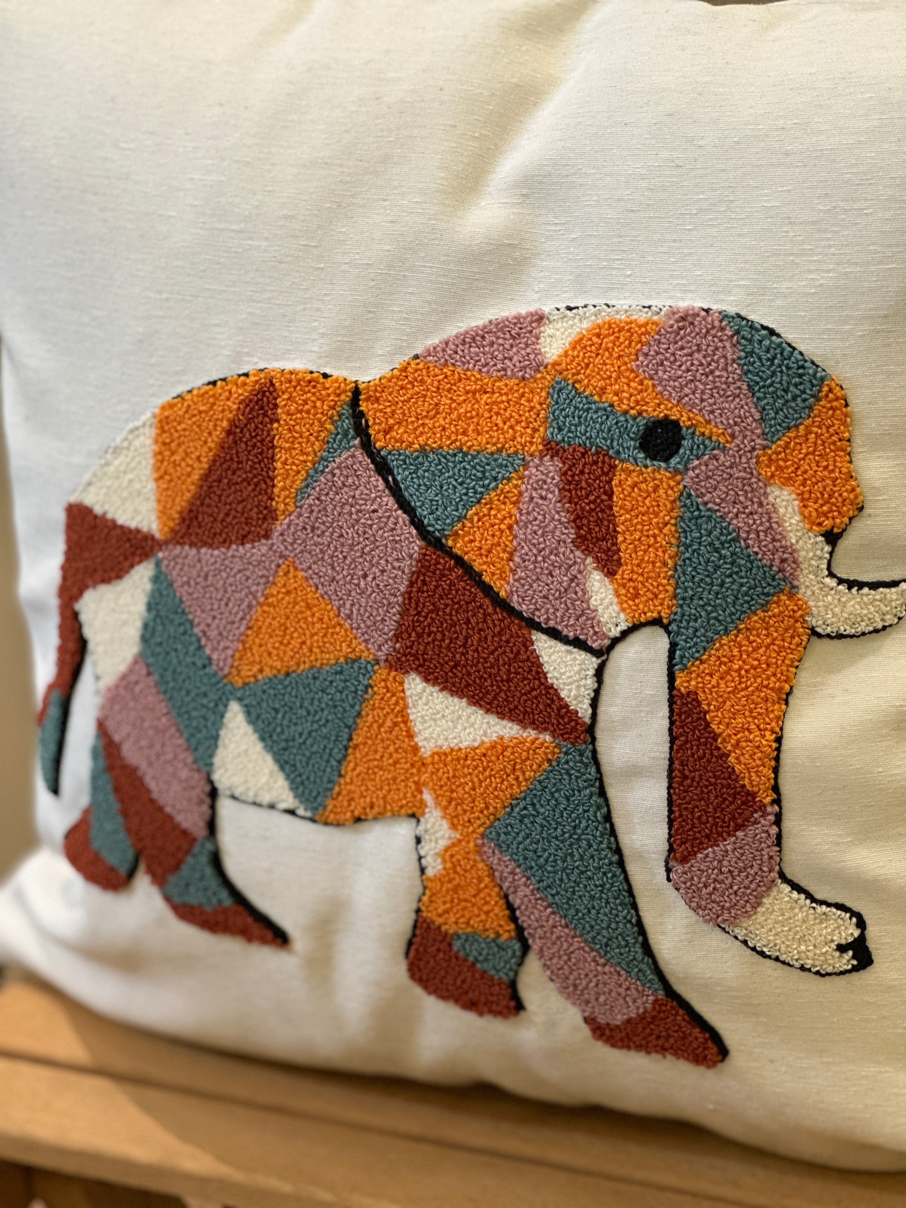 Bohem Tarzı Beyaz Zemin Üzerine Örgü/Düğüm Nakışlı Dekoratif Yastık