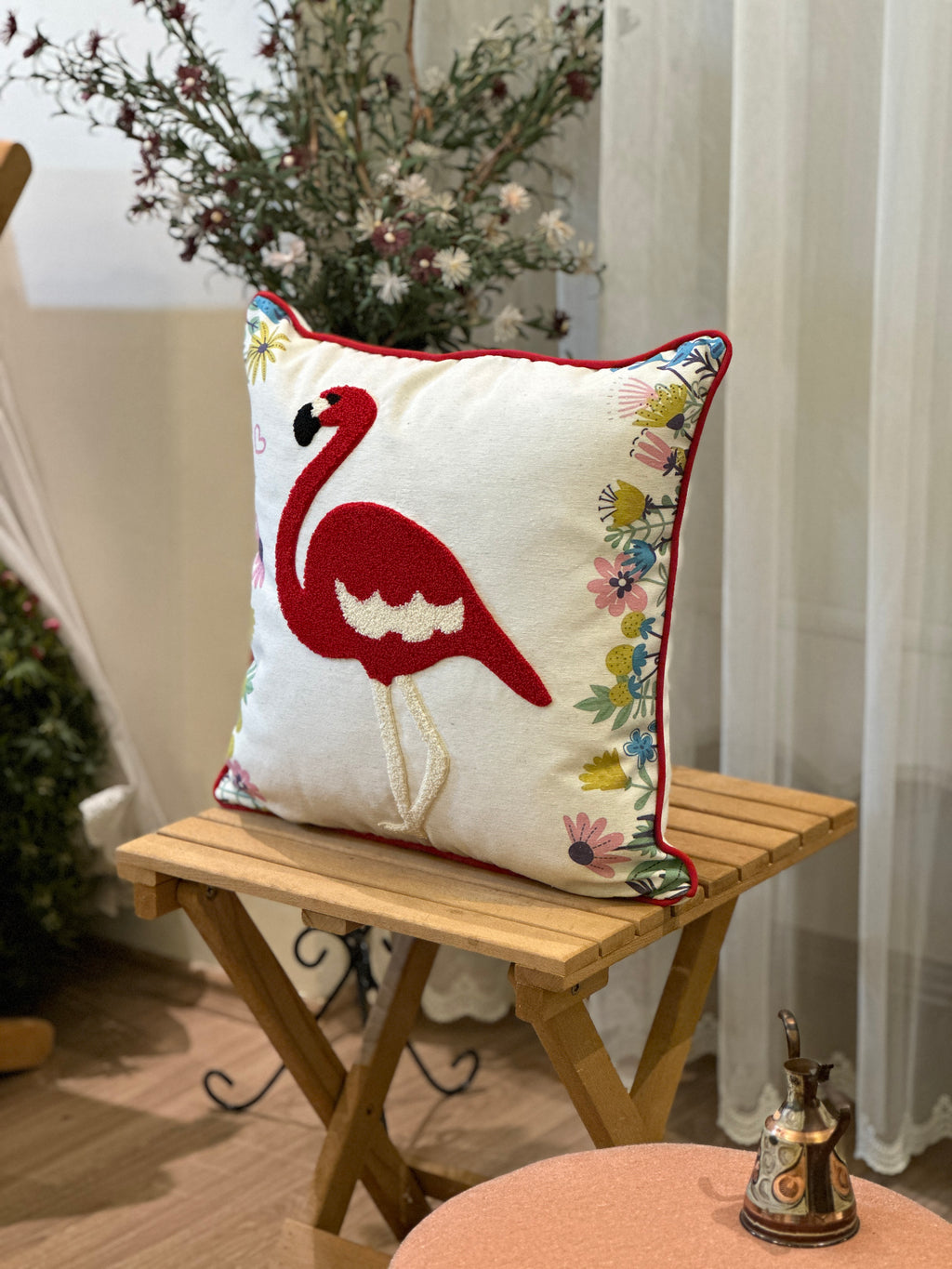 Bohem Tarzı Beyaz Zemin Üzerine Örgü/Düğüm Nakışlı Dekoratif Yastık