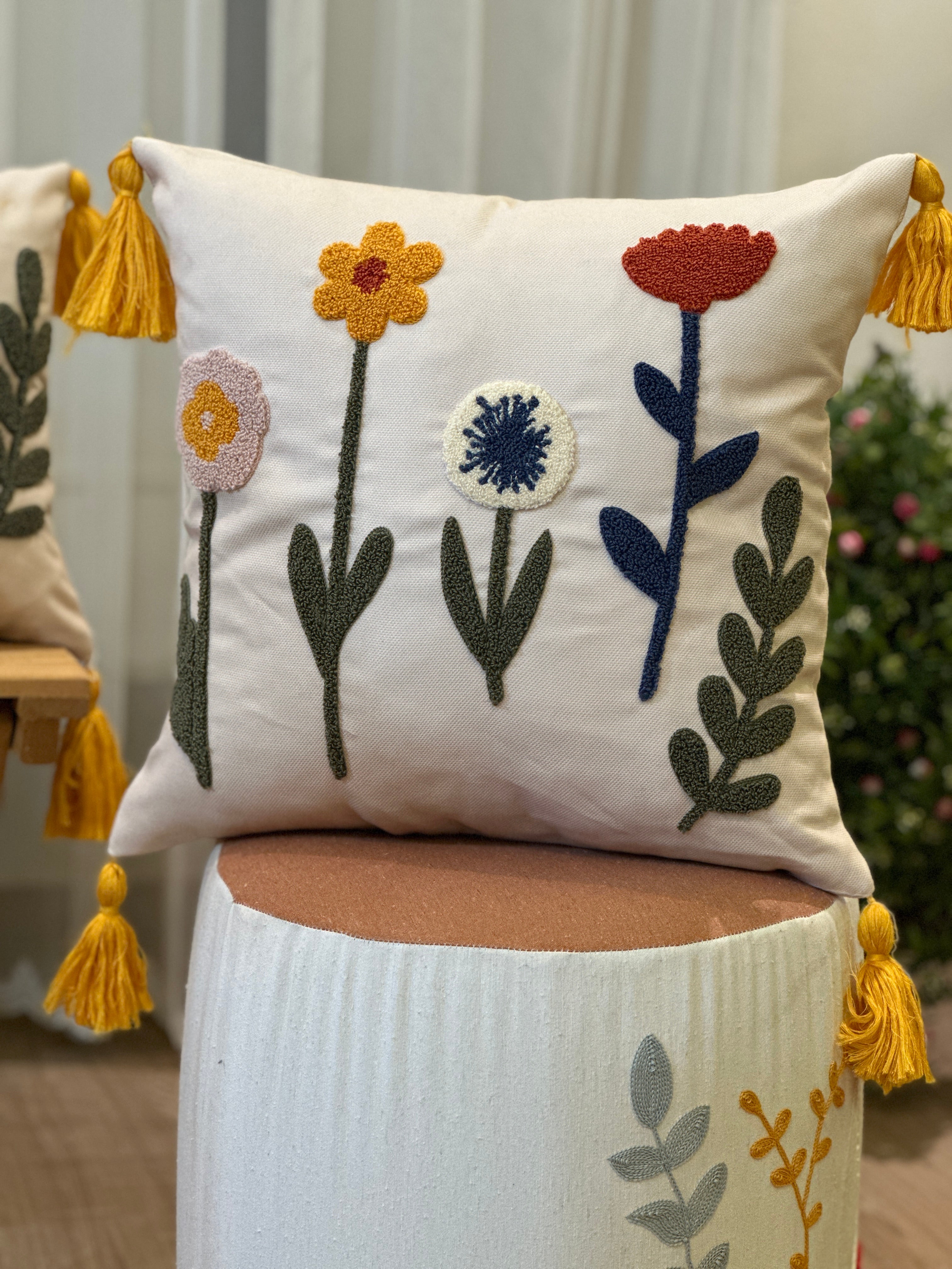 Bohem Tarzı Beyaz Zemin Üzerine Örgü/Düğüm Nakışlı Dekoratif Yastık