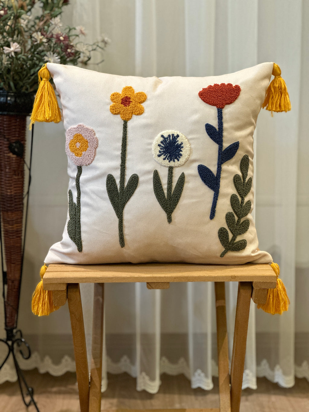 Bohem Tarzı Beyaz Zemin Üzerine Örgü/Düğüm Nakışlı Dekoratif Yastık