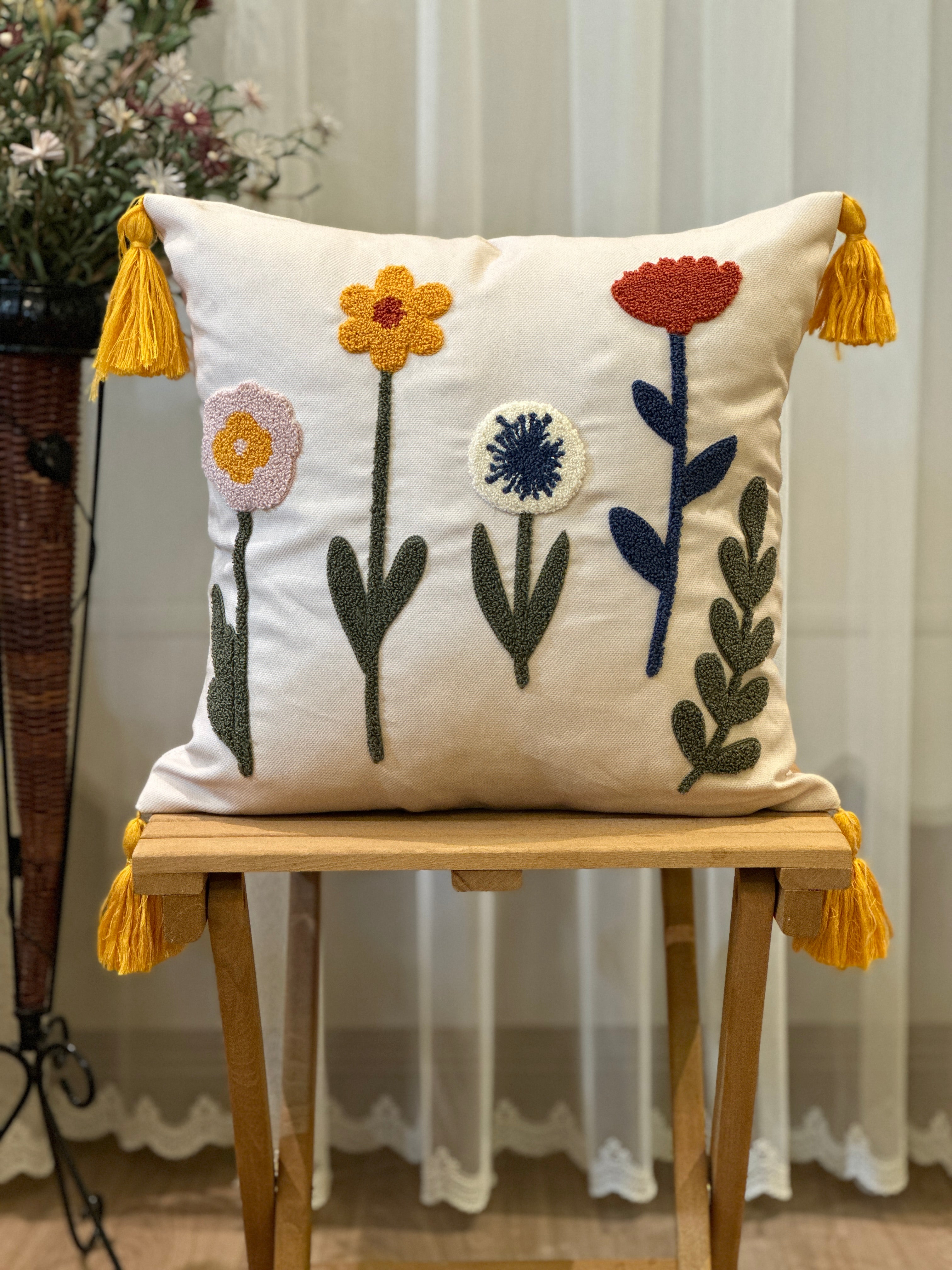 Bohem Tarzı Beyaz Zemin Üzerine Örgü/Düğüm Nakışlı Dekoratif Yastık