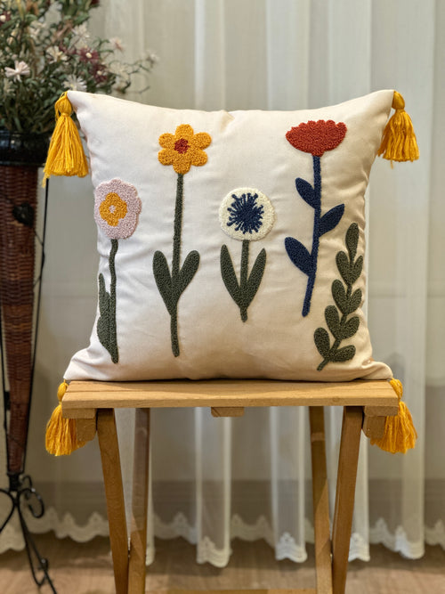 Bohem Tarzı Beyaz Zemin Üzerine Örgü/Düğüm Nakışlı Dekoratif Yastık