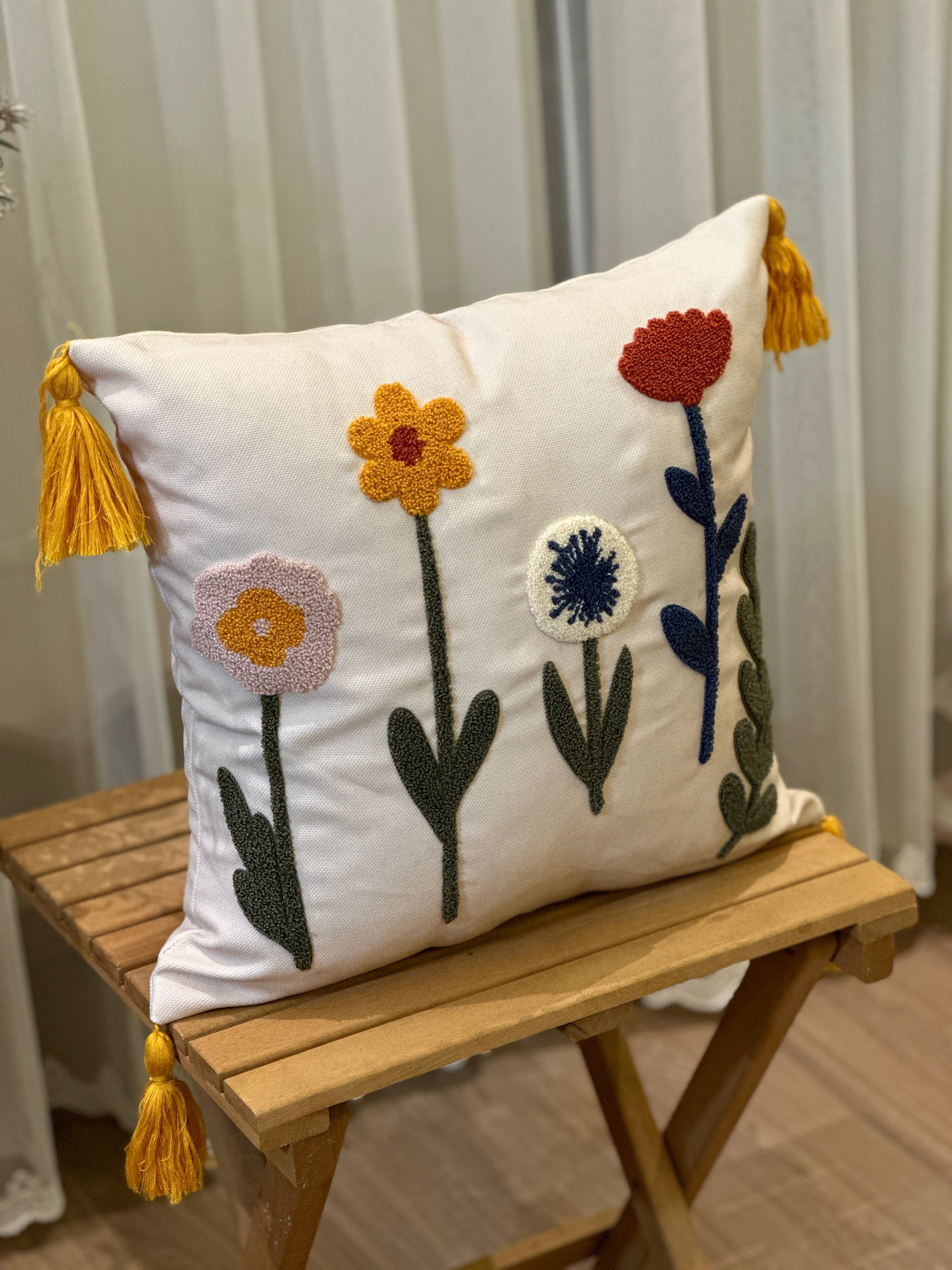 Bohem Tarzı Beyaz Zemin Üzerine Örgü/Düğüm Nakışlı Dekoratif Yastık