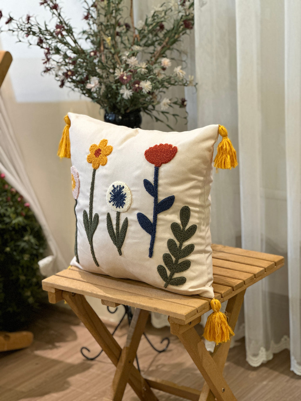 Bohem Tarzı Beyaz Zemin Üzerine Örgü/Düğüm Nakışlı Dekoratif Yastık