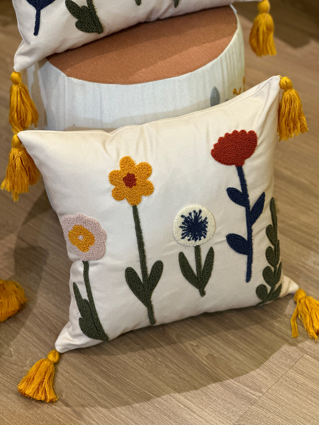 Bohem Tarzı Beyaz Zemin Üzerine Örgü/Düğüm Nakışlı Dekoratif Yastık
