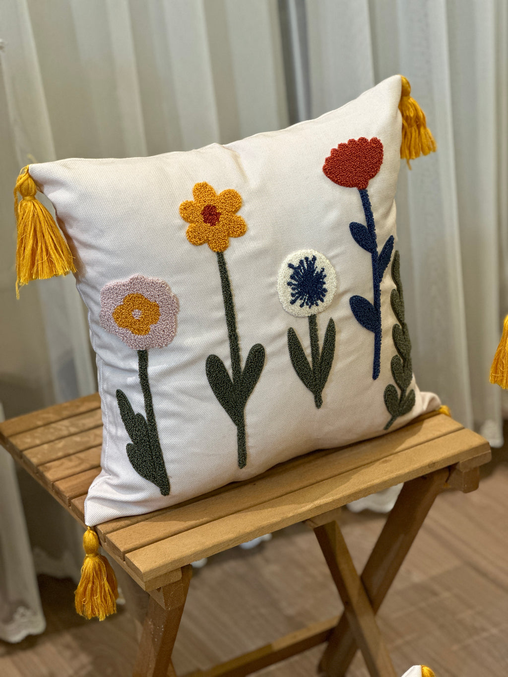 Bohem Tarzı Beyaz Zemin Üzerine Örgü/Düğüm Nakışlı Dekoratif Yastık