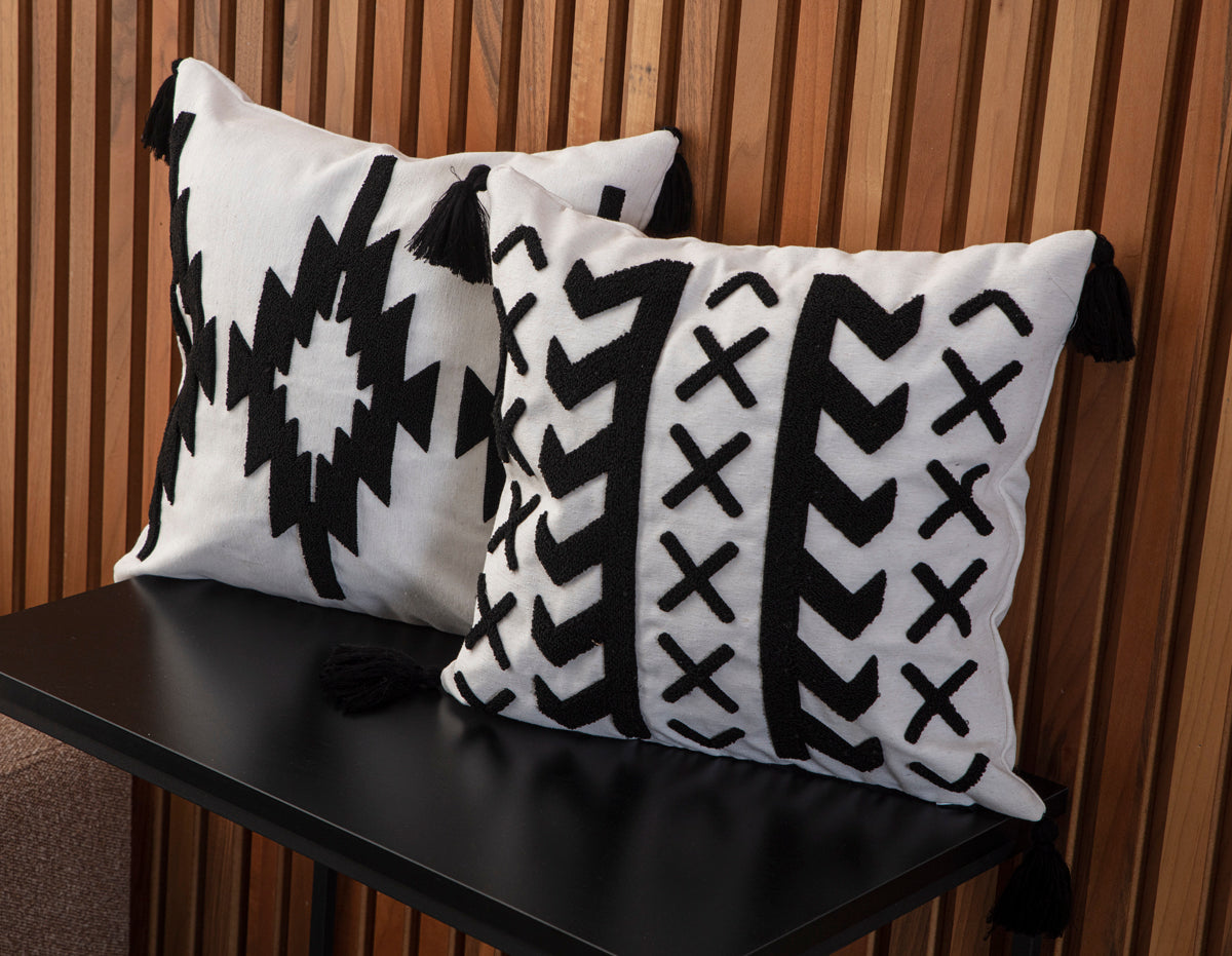 Etnik Motifli Kabartma İşlemeli Siyah Beyaz İkili Kırlent Seti