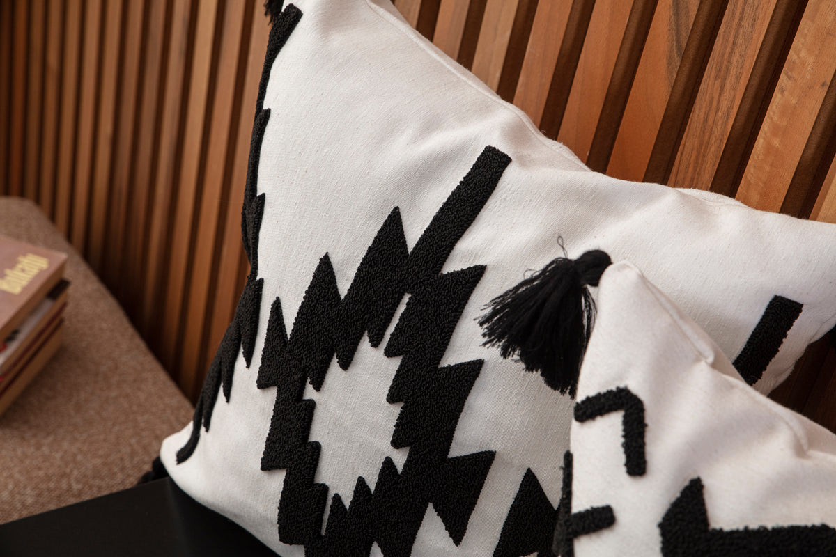 Etnik Motifli Kabartma İşlemeli Siyah Beyaz İkili Kırlent Seti