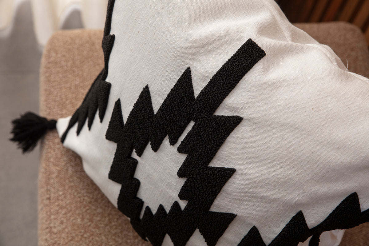 Bohem Tarzı Gri Zemin Üzerine Örgü/Düğüm Nakışlı Dekoratif Yastık